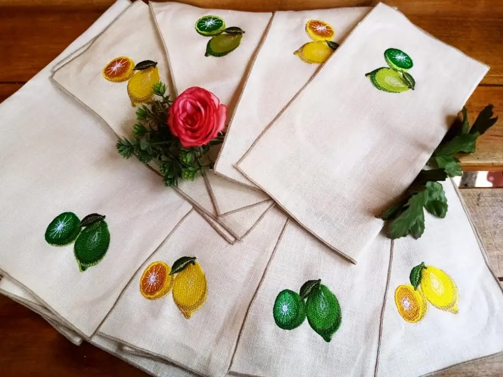 Individuales bordados • Tela de lino 🥝• 35x25 cm........#bordados #embroidery #frutas #decoraci (2).webp