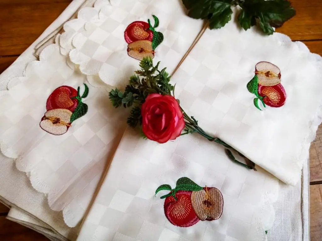 Individuales bordados • Tela de lino 🥝• 35x25 cm........#bordados #embroidery #frutas #decoraci (4).webp