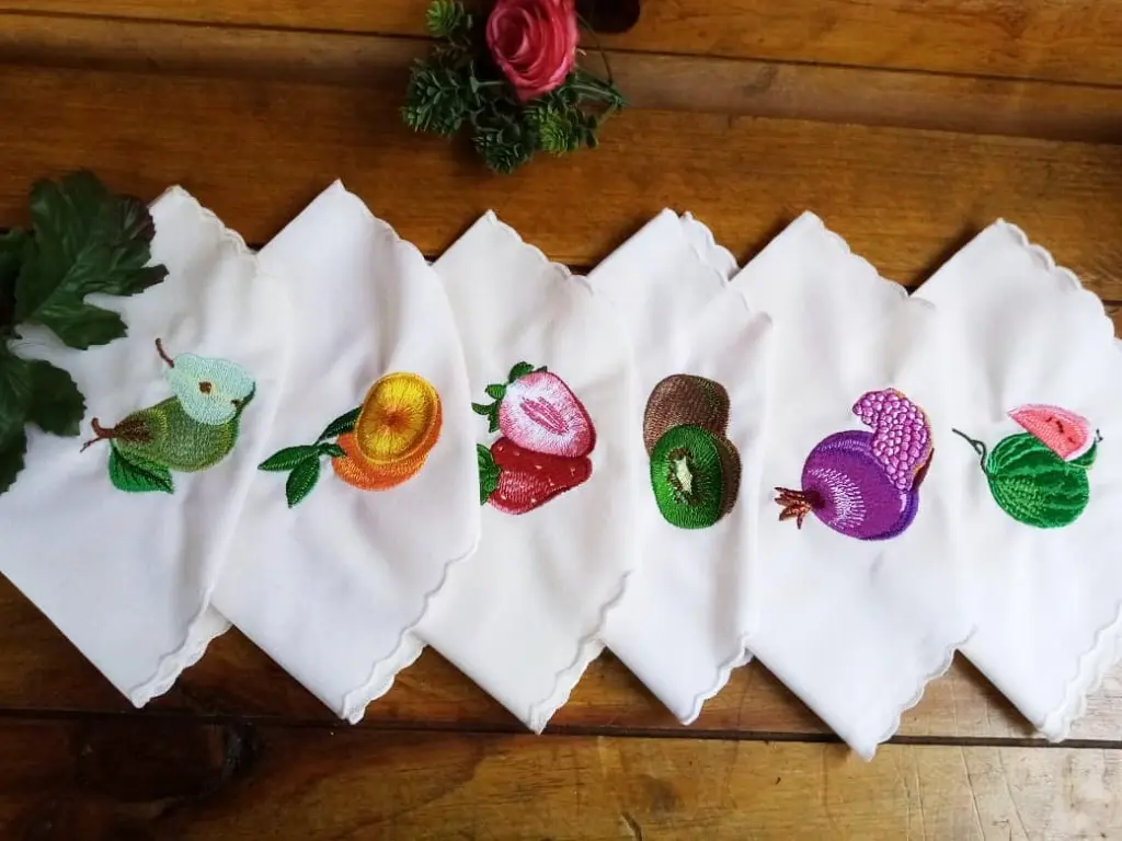 Individuales bordados • Tela de lino 🥝• 35x25 cm........#bordados #embroidery #frutas #decoraci (3).webp