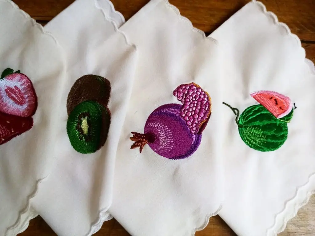 Individuales bordados • Tela de lino 🥝• 35x25 cm........#bordados #embroidery #frutas #decoraci (5).webp