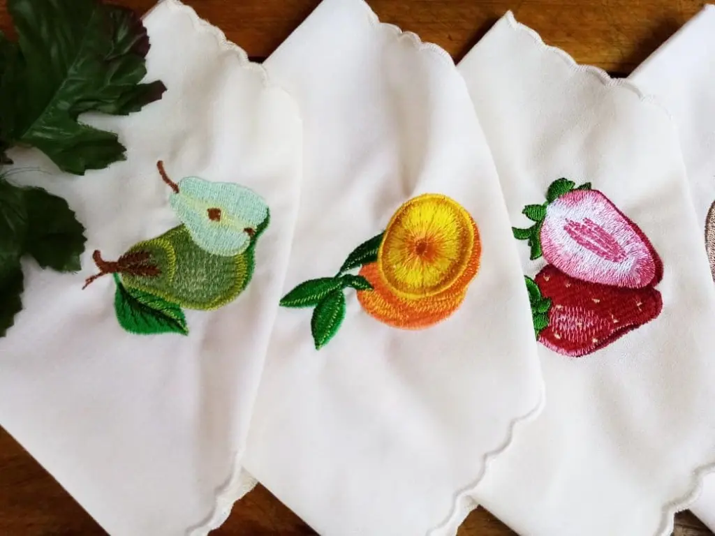 Individuales bordados • Tela de lino 🥝• 35x25 cm........#bordados #embroidery #frutas #decoraci.webp